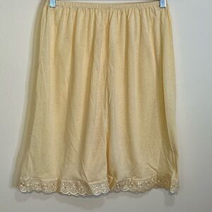 ***NFS
VINTAGE YELLOW BLOOMERS